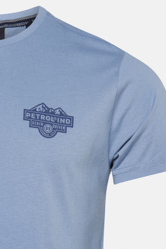 T-shirt bleu à manches courtes de Petrol Industries, avec une impression sur la poitrine.