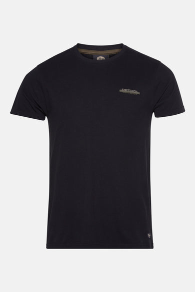 T-shirt noir à manches courtes de Petrol Industries®, avec un petit logo sur la poitrine.