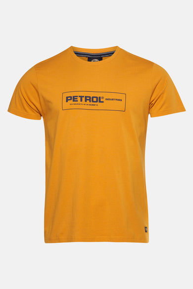 Geel T-shirt met korte mouwen van Petrol Industries, met een rechthoekige print op de borst.
