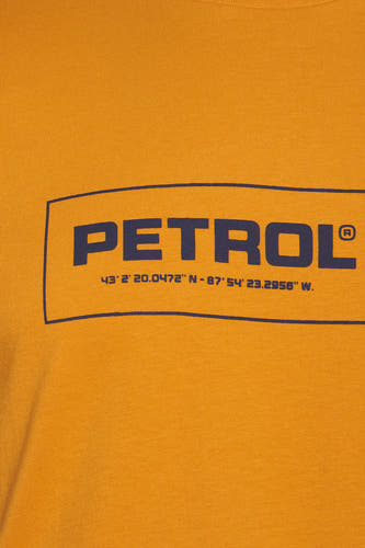 T-shirt jaune à manches courtes de Petrol Industries®, avec une impression de texte rectangulaire avec des coordonnées.