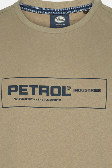 T-shirt beige à manches courtes de Petrol Industries, avec une impression de logo bleu foncé et des coordonnées sur l'avant.