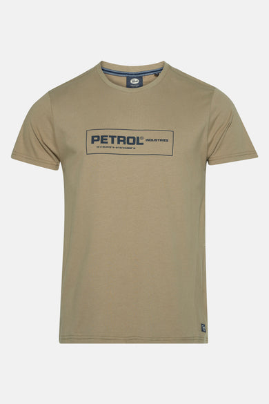 T-shirt beige à manches courtes de Petrol Industries, avec une impression noire port nom de la marque sur la poitrine.