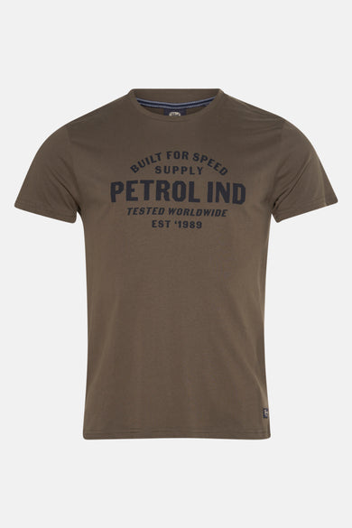 T-shirt Kaki de Petrol Industries avec manches courtes et une impression de texte audacieuse sur la poitrine.