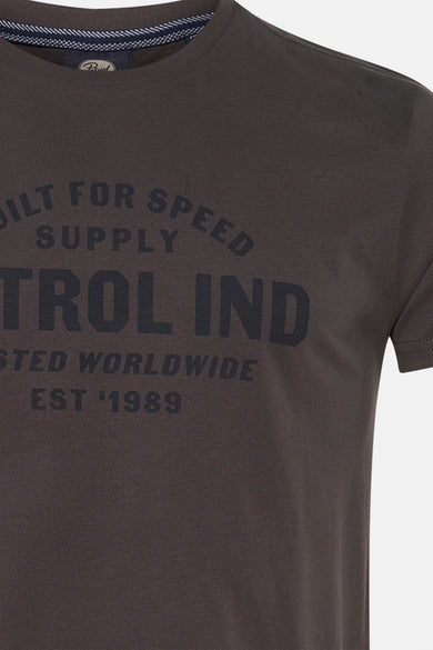 T-shirt gris à manches courtes de Petrol Industries, avec une impression grise foncée et un col rond.