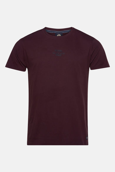 T-shirt rouge bordeaux à manches courtes de Petrol Industries, avec impression sur la poitrine.