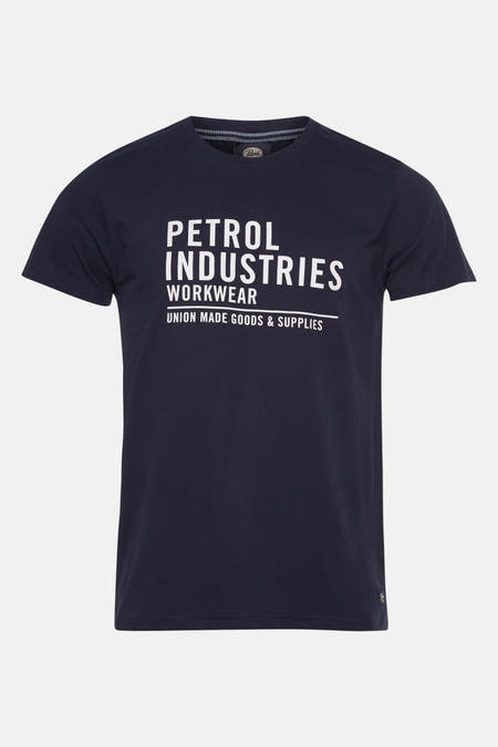 T-shirt bleu à manches courtes de Petrol Industries, avec une impression blanche sur texte sur l'avant.