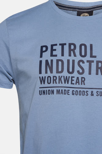 T-shirt bleu à manches courtes de Petrol Industries, avec un imprimé texte sur la devant et une encolure rayée.