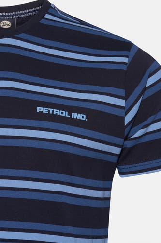T-shirt rayé bleu avec manches courtes de Petrol Industries, avec une impression sur la poitrine.