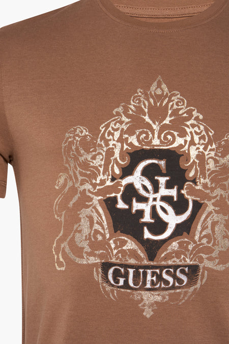 Bruin T-shirt met korte mouwen van Guess, met een groot logo in gouden details.
