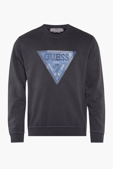 Pull-over gris de Guess, avec un logo denim bleu sur la poitrine.