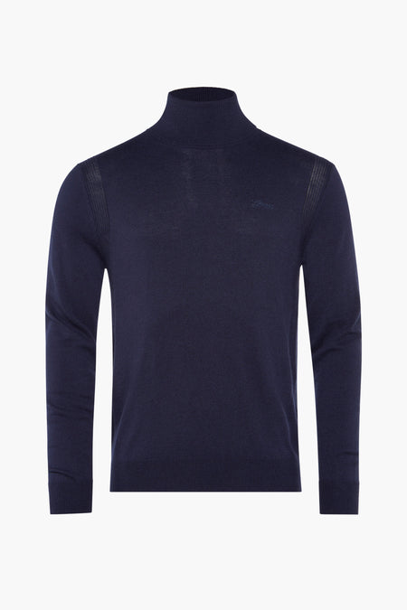Pull bleu à col roulé de Guess, avec logo brodé sur la poitrine et détails texturés sur les épaules.