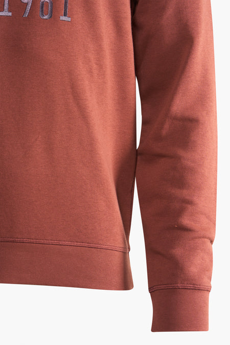 Gilet marron de Guess avec des manches longues, un texte brodé et des détails brodés.