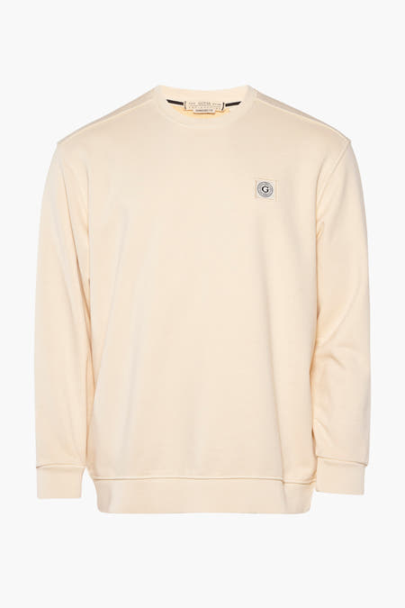 Pull léger de couleur jaune à col rond de Guess® avec une texture tricotée fine et un patch logo sur la poitrine.