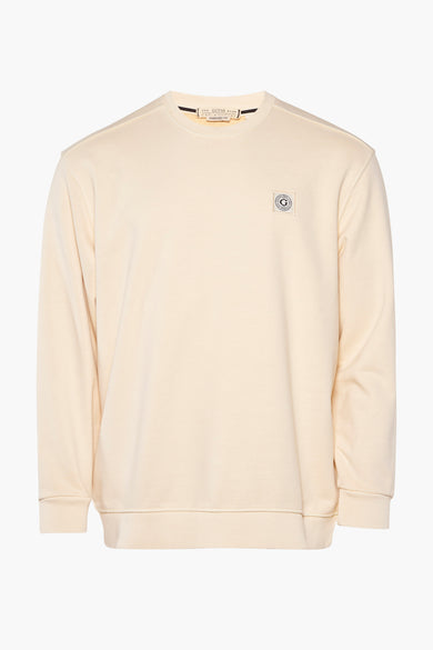 Pull léger de couleur jaune à col rond de Guess® avec une texture tricotée fine et un patch logo sur la poitrine.