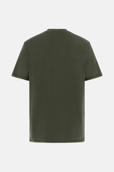 T-shirt vert de mantestes courtes Guess Guess, t t t sur sur un fond.
