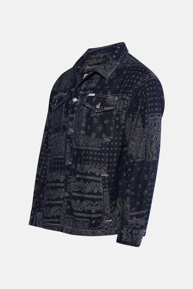 Blouson de jeans bleu marine de Guess avec motif paisley et boutons argentés.