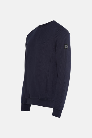 T-shirt bleu avec col rond de Guess, avec structure en côtes et un logo de marque sur le bras.
