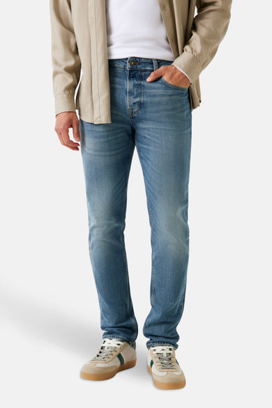 Jean bleu droit en denim de Guess avec détail de poche arrière et étiquette en cuir de la marque.