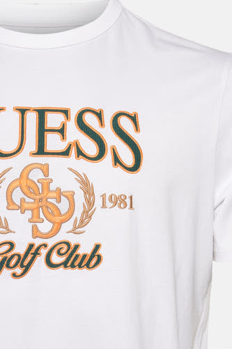 Wit T-shirt met korte mouwen van Guess, met vintage golfclub-logo en het jaartal 1981.