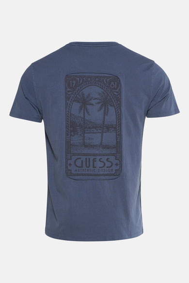 T-shirt bleu à manches courtes de Guess avec une impression graphique sur le dos.