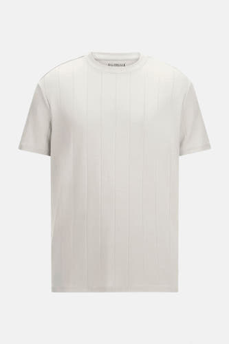 T-shirt blanc à manches courtes de Guess, avec des rayures verticales subtiles et une apparence décontractée.