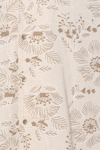 Chemise beige à manches courtes de Guess, avec motif floral et boutons apparents.