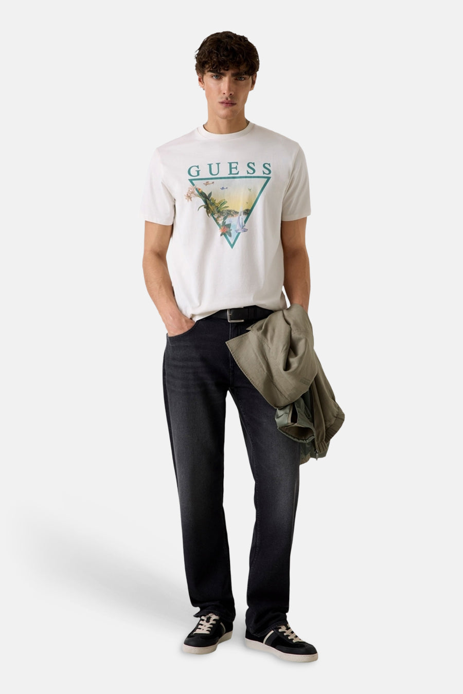T-shirt blanc Guess à manches courtes, fini avec un imprimé graphique sur le devant.