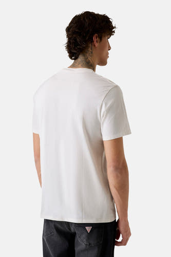 T-shirt blanc Guess, à manches courtes, vue de dos, combiné avec un jean noir.