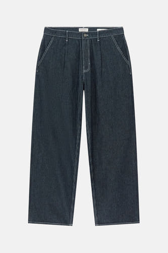 Jean large de Guess en denim bleu foncé, avec des rayures verticales et des surpiqures blanches.