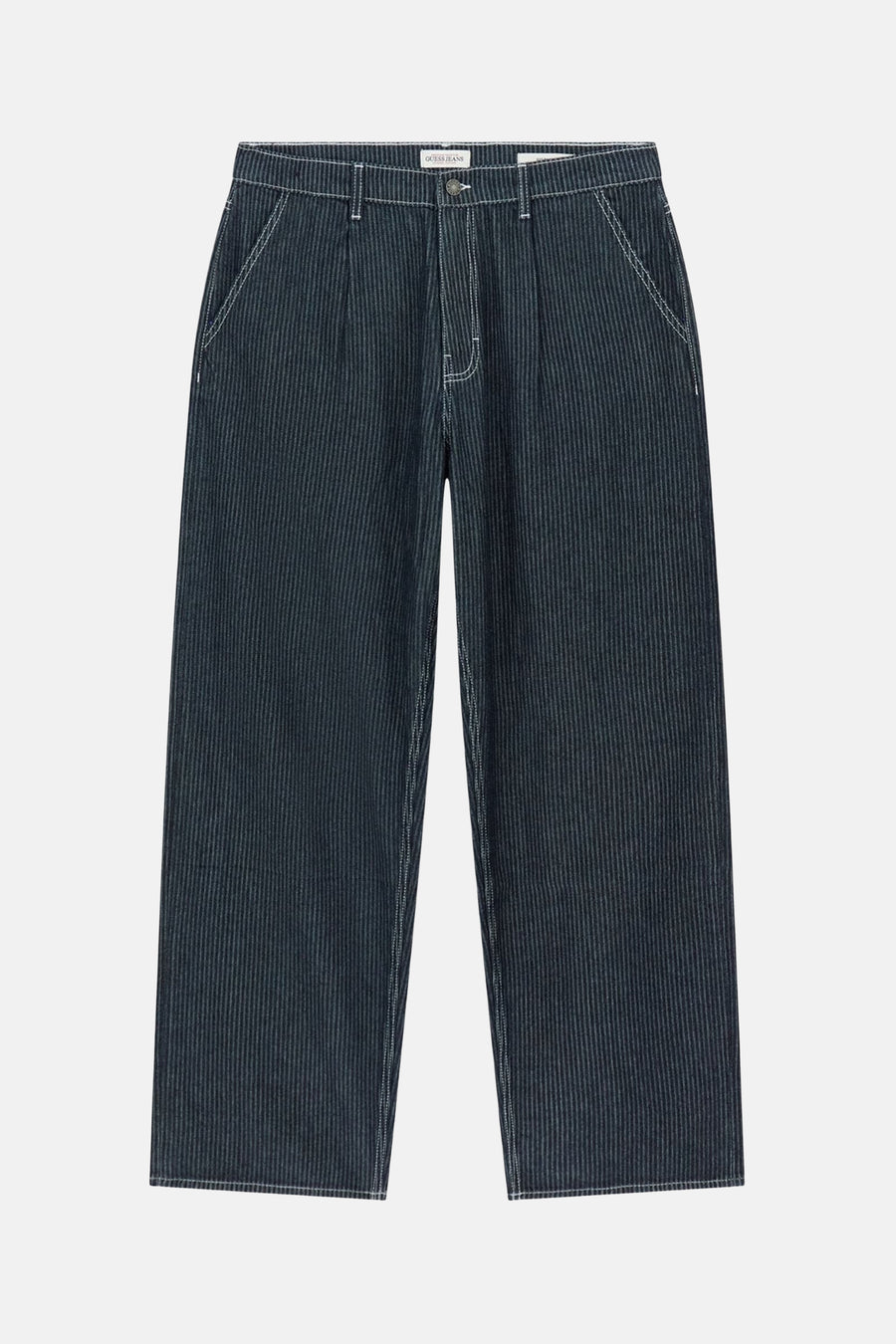 Jean large de Guess en denim bleu foncé, avec des rayures verticales et des surpiqures blanches.