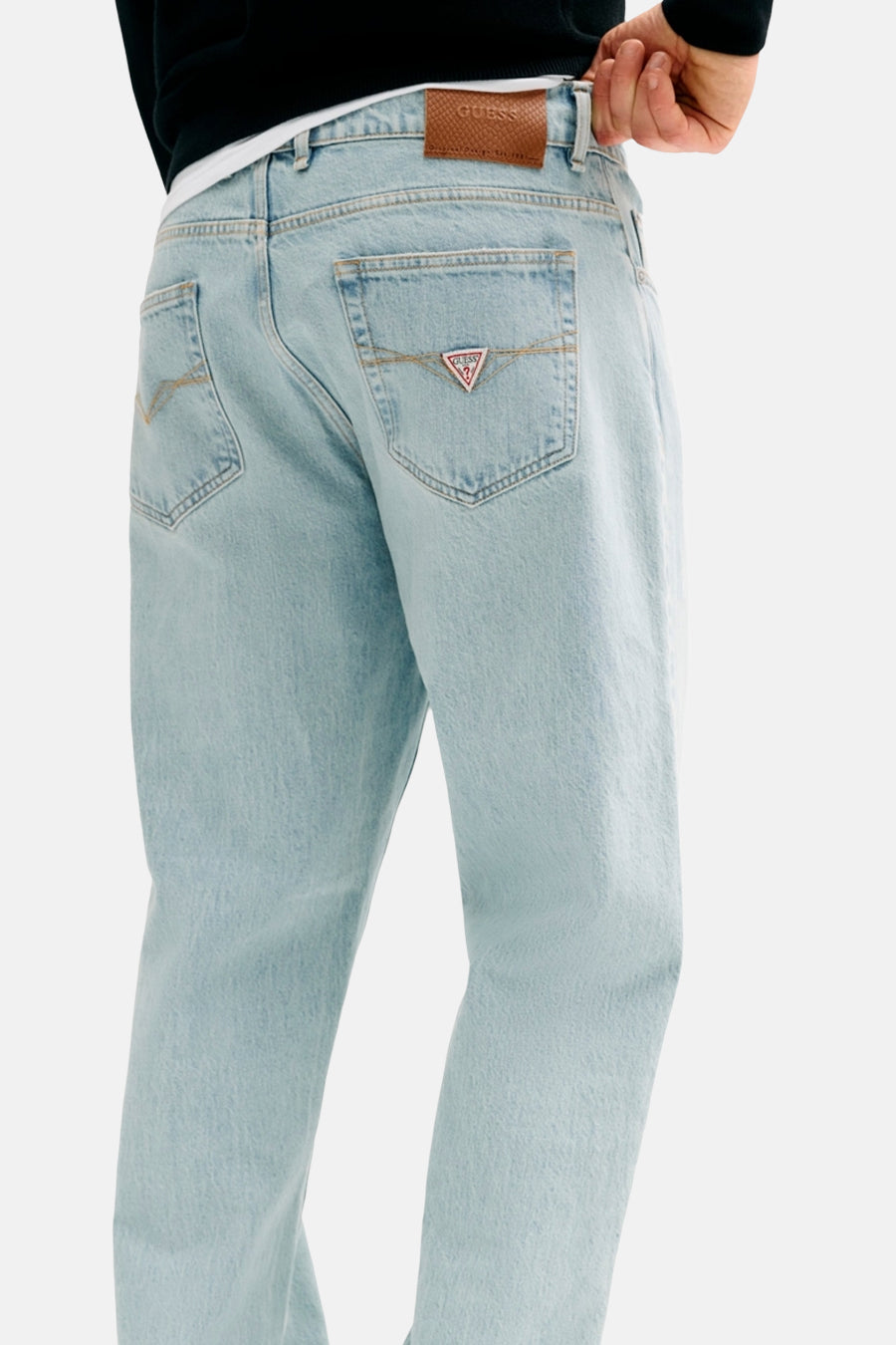 Jean bleu clair droit de Guess avec patch en cuir à la taille et logo triangulaire sur la poche arrière, vue arrière.