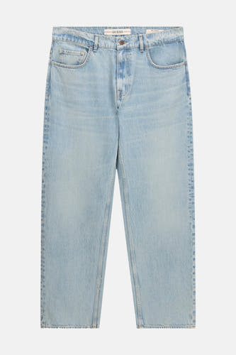 Jean droit bleu clair en denim de Guess avec coupe décontractée, fermeture à boutons et poches avant.