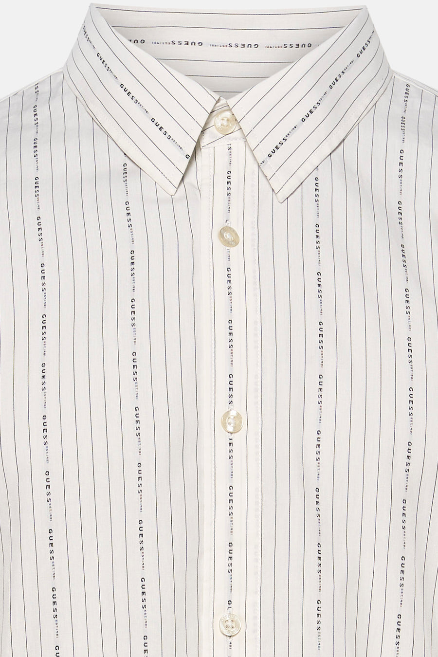 Chemise blanche à rayures à manches longues de Guess, avec un logo 'Guess Est. 1981' sur l'ensemble.