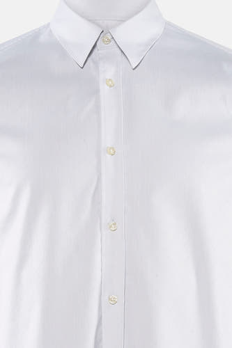 Blouse blanche à manches longues de Guess, avec col boutonné et un motif de carreaux subtil.