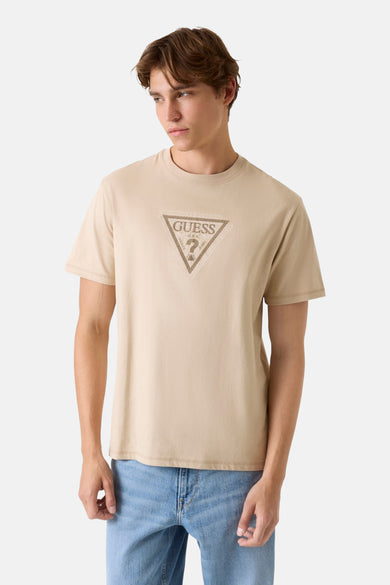 T-shirt beige à manches courtes de Guess, avec logo sur la poitrine.