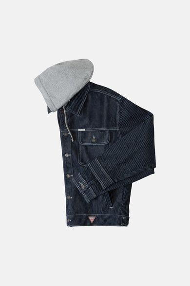 Veste en jean bleu marine Guess® avec surpiqûres blanches et capuche grise, style décontracté.