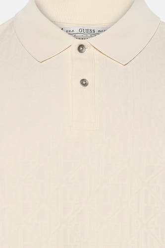 Polo marron de Guess avec un motif géométrique subtil et des boutons argentés.