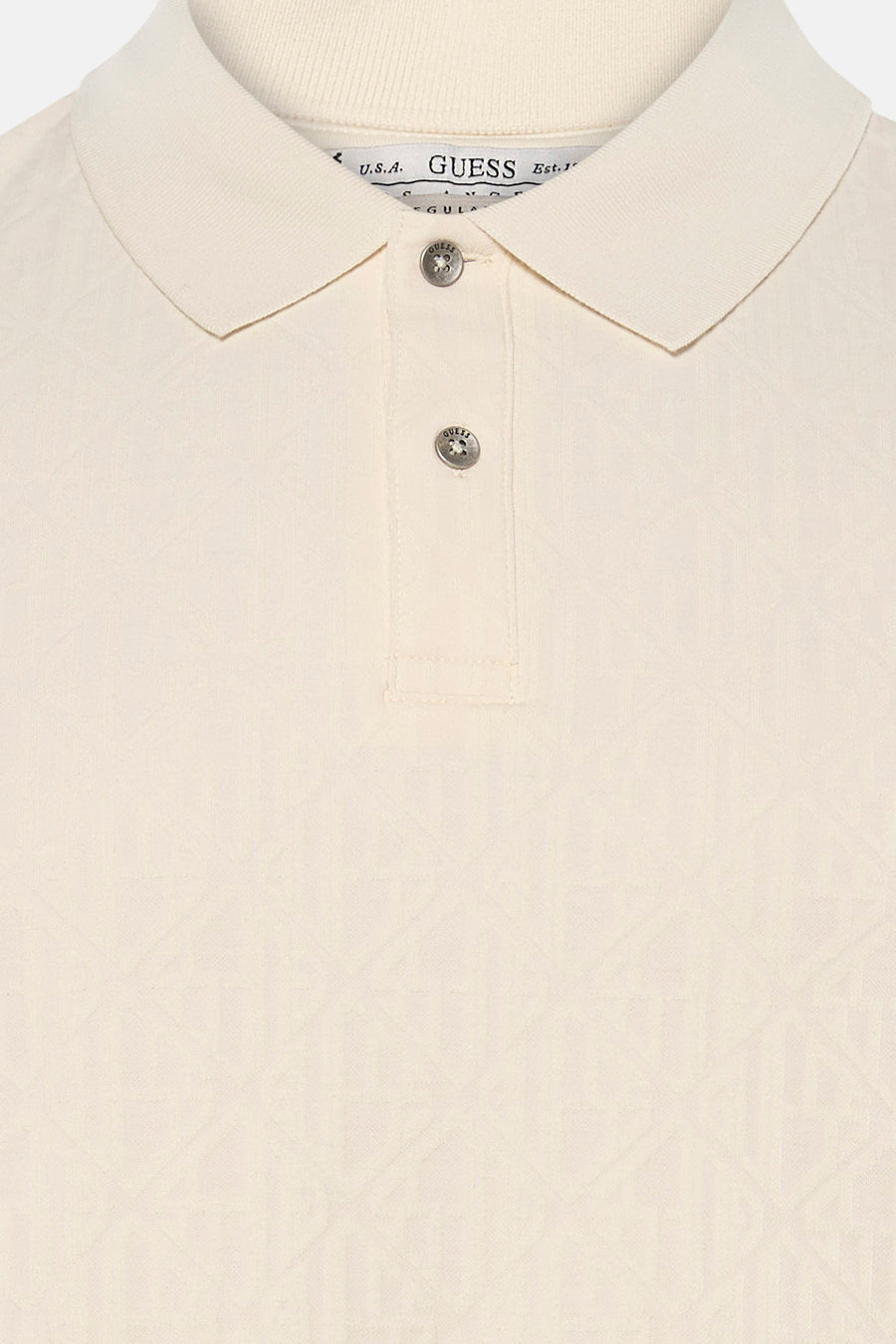 Polo marron de Guess avec un motif géométrique subtil et des boutons argentés.