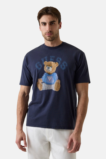 Donkerblauwe korte mouwen T-shirt met teddybeer print van Guess, front view, model draagt witte broek