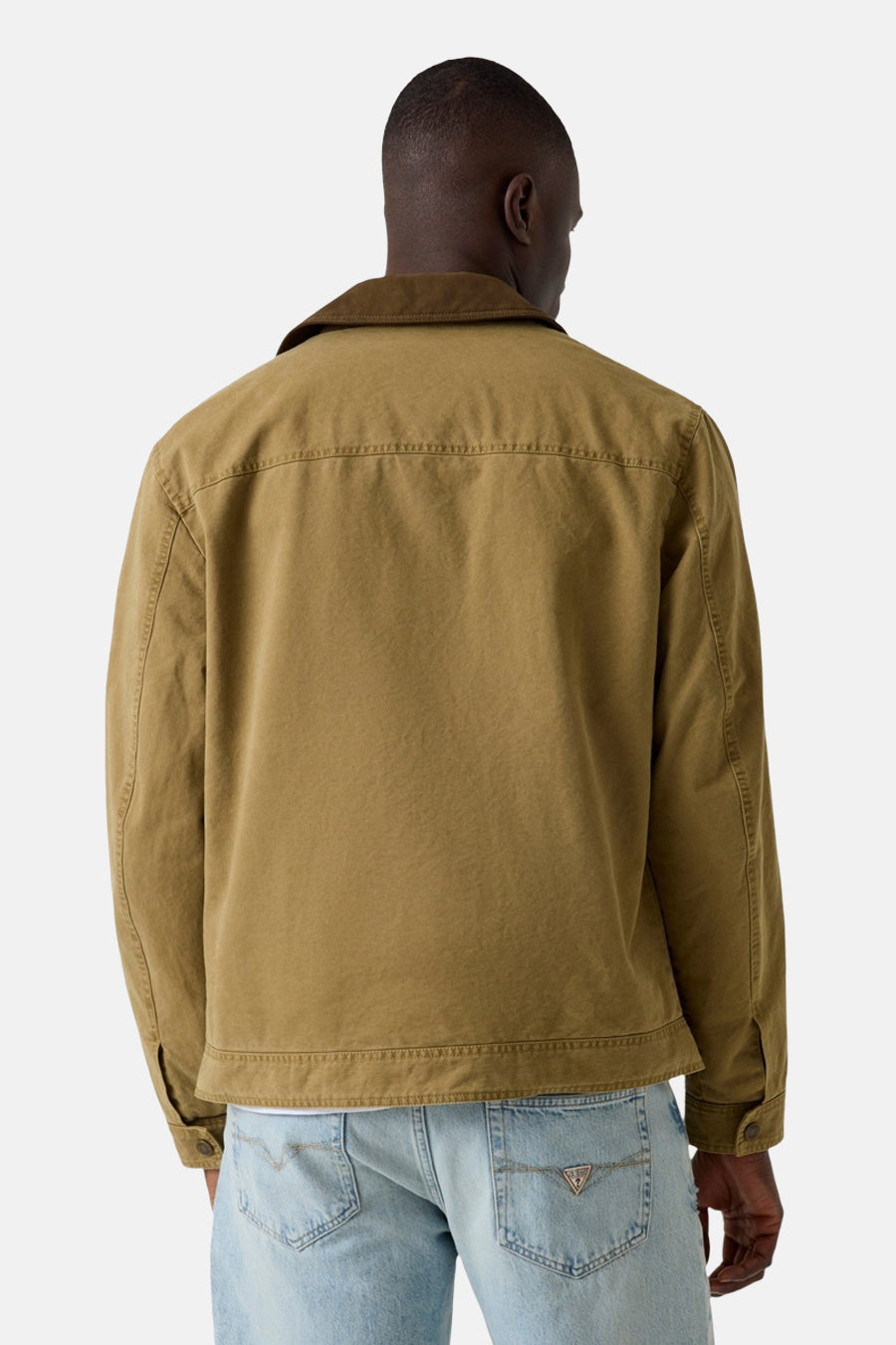 Bruine korte jas van Guess®, achterkant, met klassieke naden en lichte stof, gedragen met lichtblauwe jeans