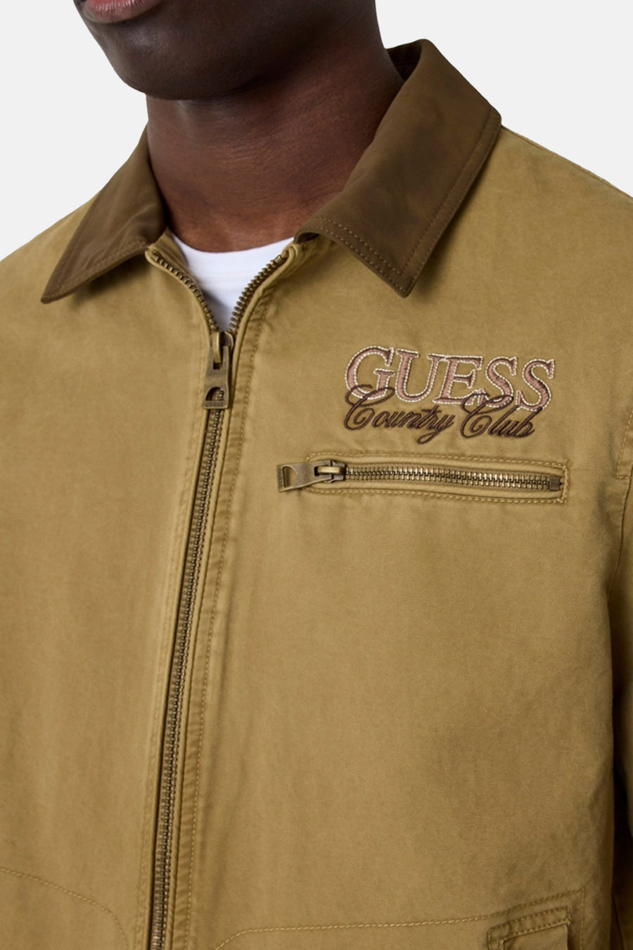 Bruine korte jas van Guess® met geborduurd logo en ritszak, close-up van voorkant