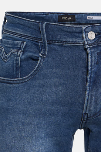 Jean slim fit en denim bleu de REPLAY, avec détail de poche et de bouton visible.