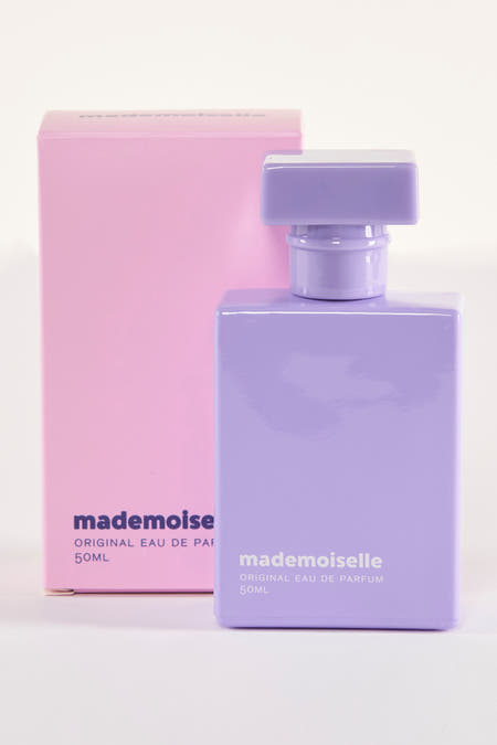 Parfum pâle de Madonna, avec un flacon et une bouchon carrés, à côté du l'emballage.
