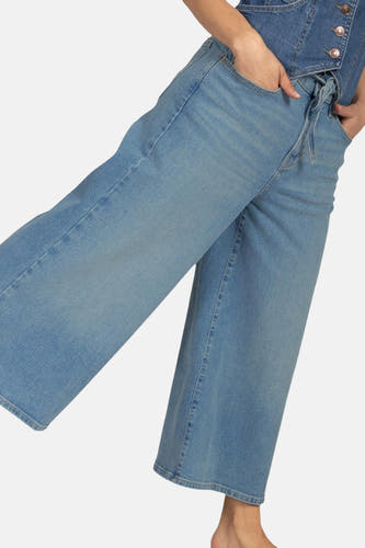 Lichtblauwe denim jeans wide van Lee Cooper® met strikceintuur en steekzakken, cropped.
