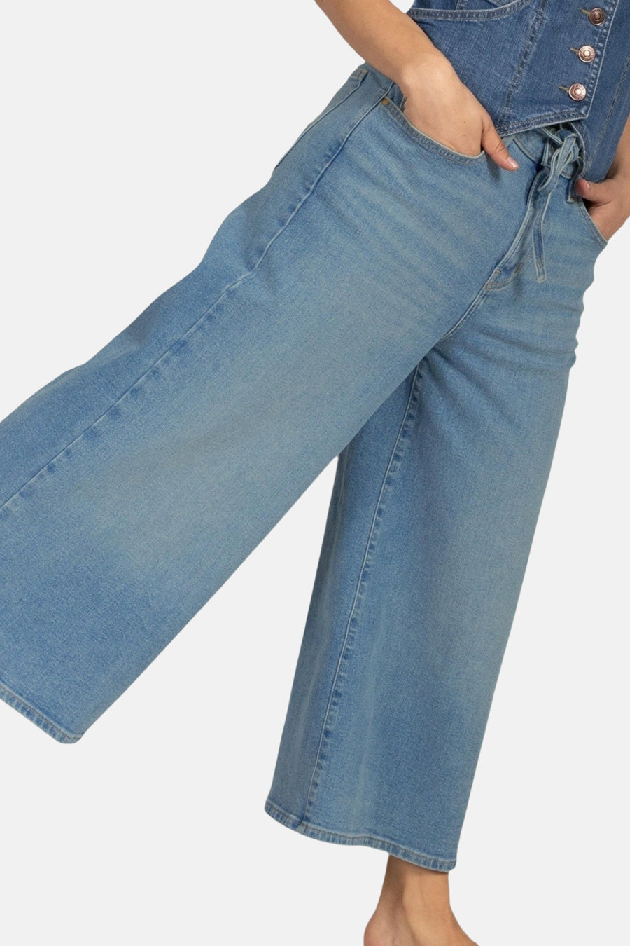 Lichtblauwe denim jeans wide van Lee Cooper® met strikceintuur en steekzakken, cropped.

