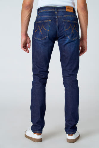 Donkerblauwe slim fit jeans van Le Fabuleux Marcel de Bruxelles, met bruine stiksels op de zakken, achterkant.