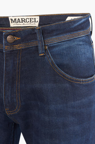 Jean slim fit bleu marine de Le Fabuleux Marcel de Bruxelles, avec des surpiqures jaunes et un bouton avec logo.