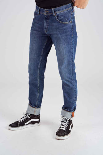 Slim fit jeans van mid blue denim van Le Fabuleux Marcel de Bruxelles, met omgeslagen pijpen en zwarte sneakers.
