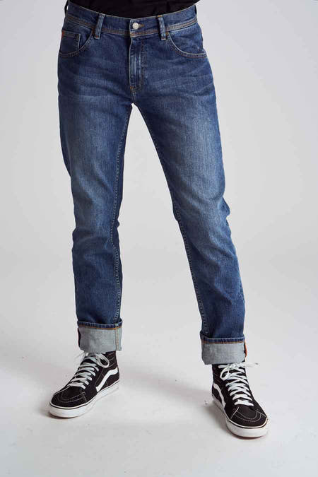 Jean slim fit en denim bleu de Le Fabuleux Marcel de Bruxelles, avec détail de poche arrière et étiquette en cuir.