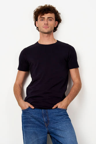 Zwart T-shirt met korte mouwen van Le Fabuleux Marcel de Bruxelles, effen en met ronde hals, gedragen in blauwe jeans.